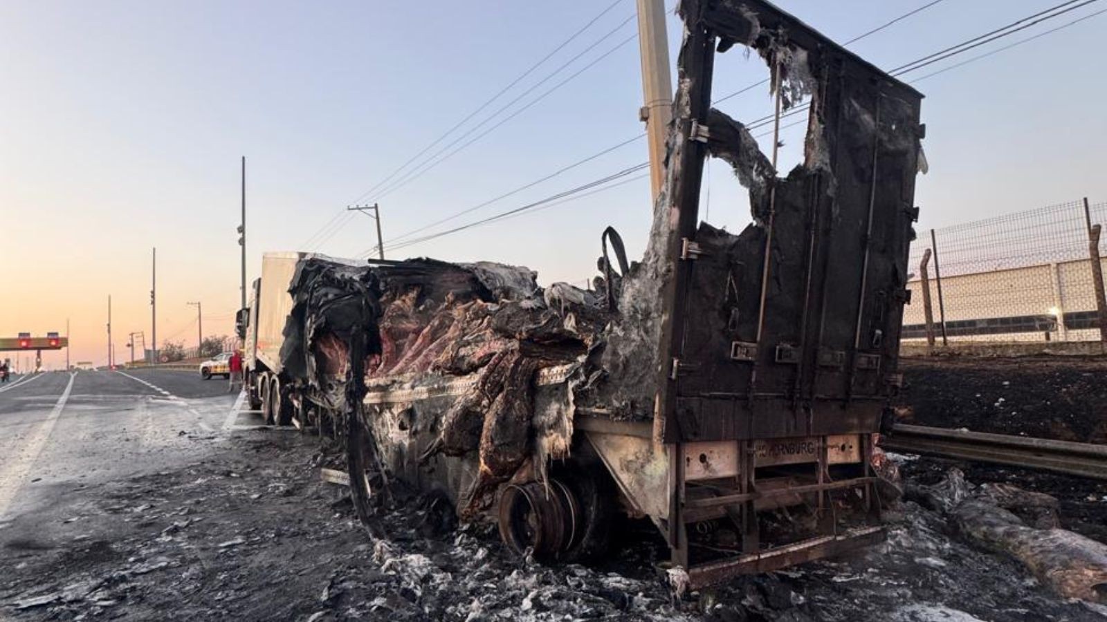 Caminhão carregado com carne pega fogo na Rodovia Anhanguera em Nova Odessa 