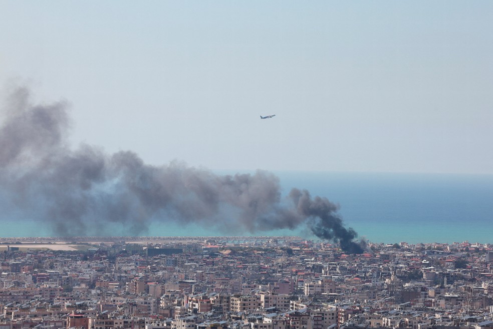 Coluna de fumaça sobe em região costeira de Beirute, capital do Líbano, após bombardeio israelense em 17 de março de 2026. — Foto: REUTERS/Mahmoud Hassano