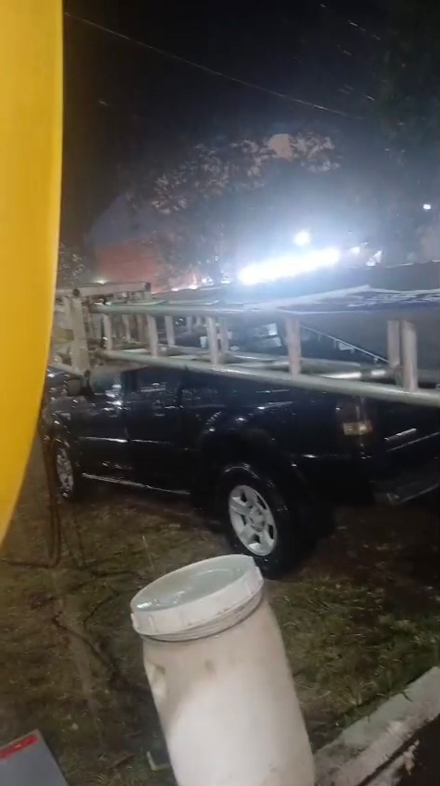 Vendaval derruba estrutura metálica e atinge dois carros no Parque de Exposições de Santo Antônio de Pádua 