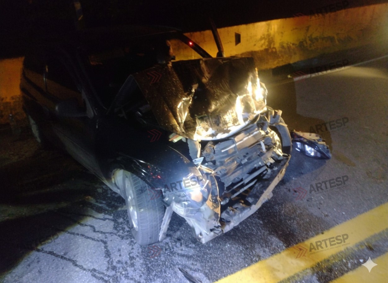 Motorista perde controle e bate em carro na Mogi-Bertioga 