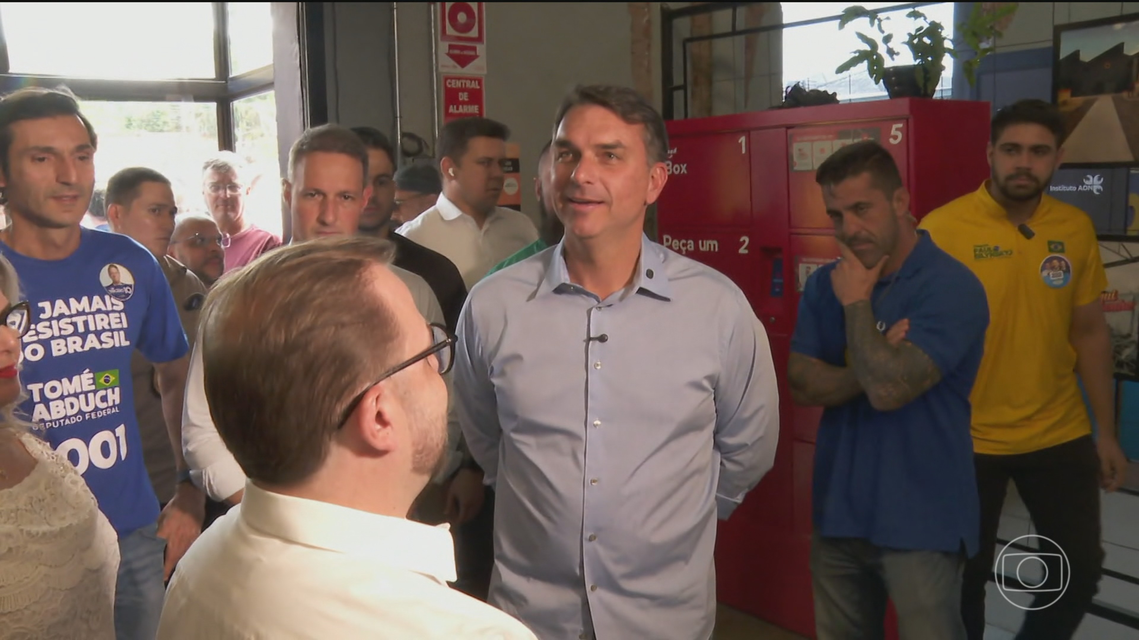 Flávio Bolsonaro, candidato do PL à Presidência, faz campanha em São Carlos, no interior de São Paulo