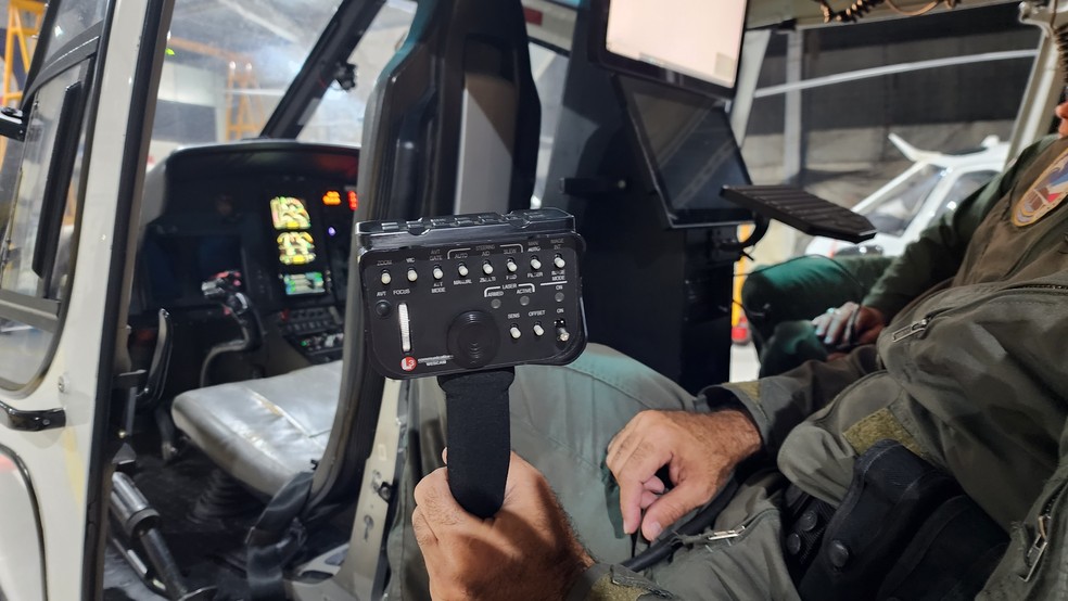 Controle utilizado pelo operador de voo durante uso do Imageador Térmico. — Foto: Ana Elisa Bassi