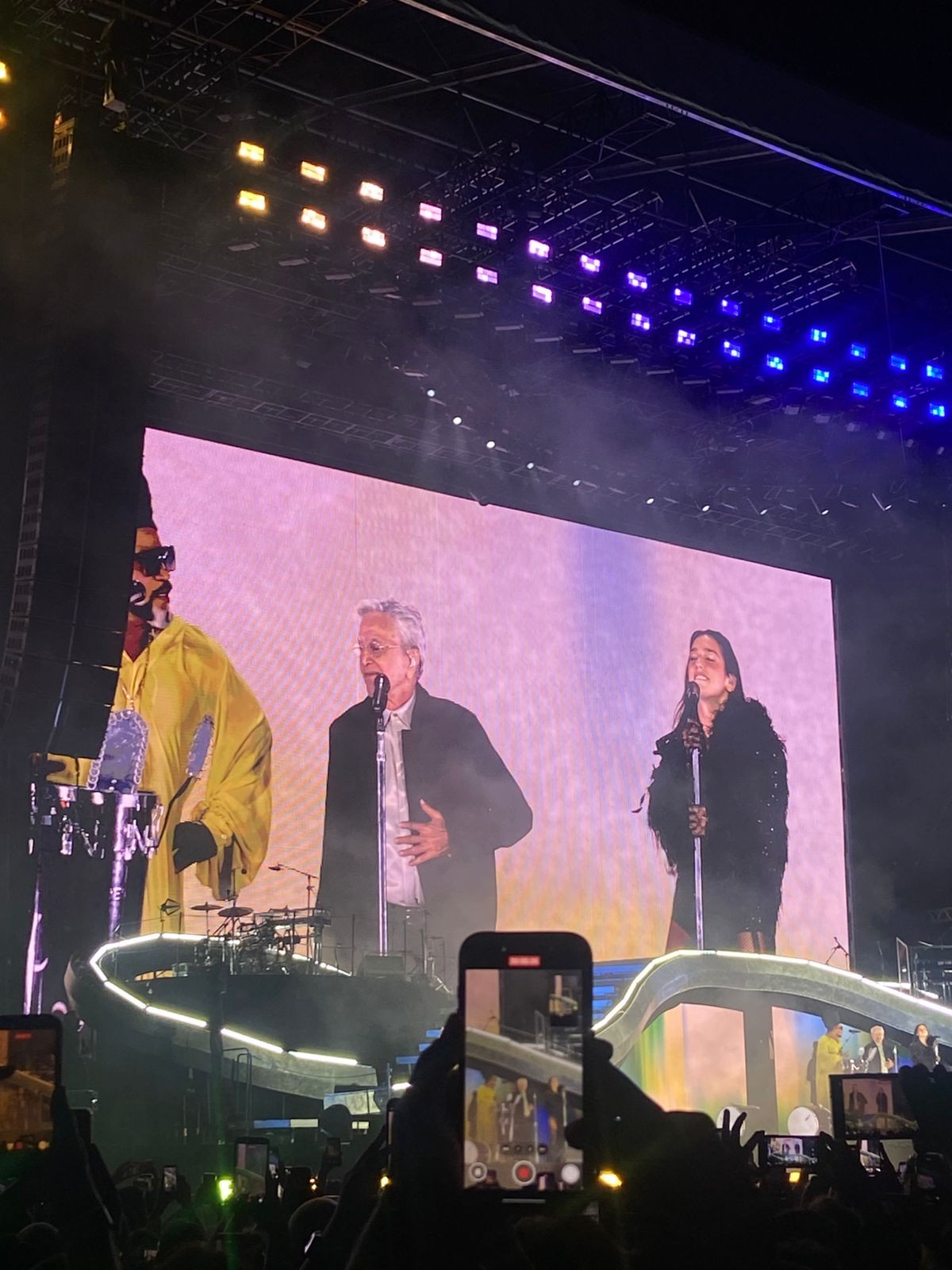 Dua Lipa se derrete em elogios para Caetano Veloso e Carlinhos Brown após cantar com os músicos 'gigantes' em show no Brasil
