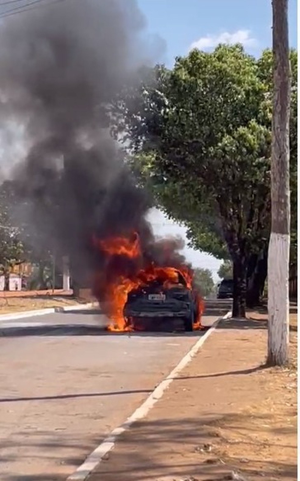 Carro foi destruído pelo fogo — Foto: Reprodução