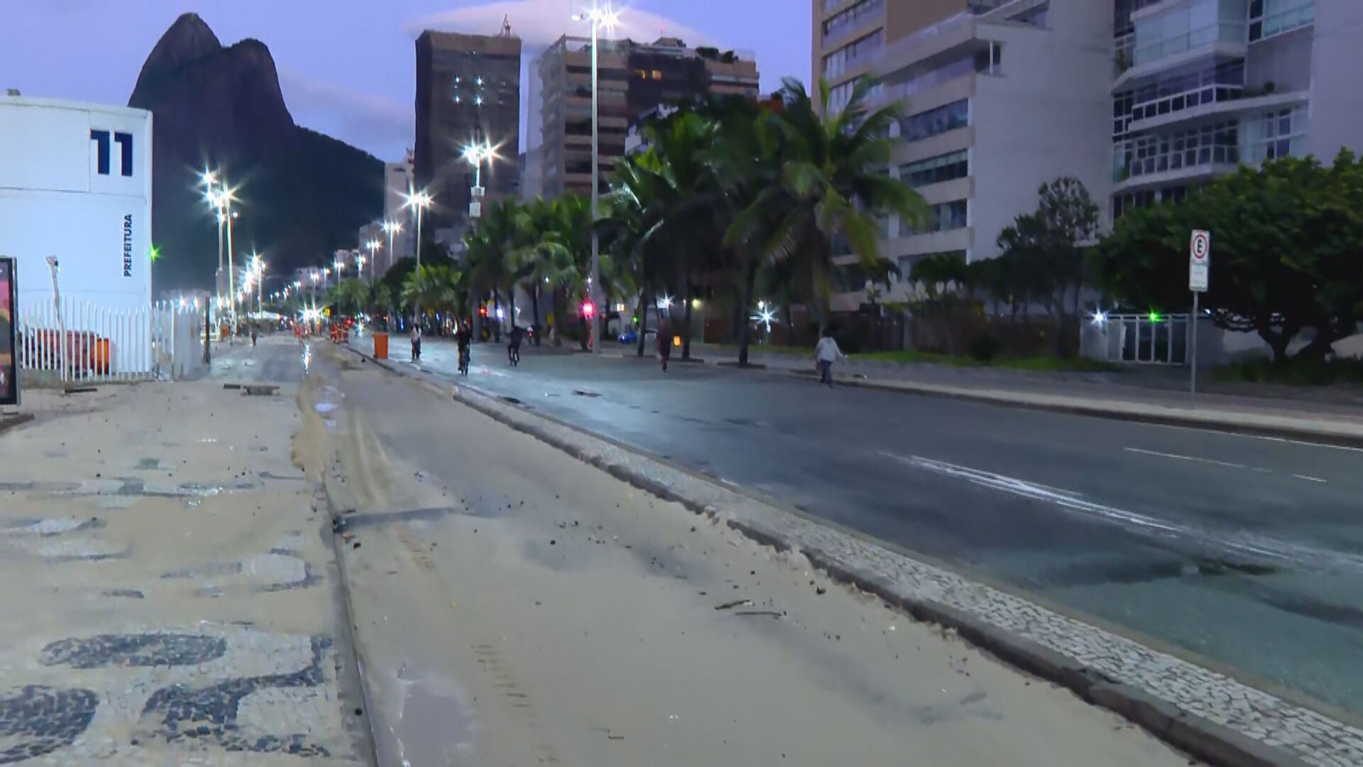 Rio tem madrugada gelada e com ressaca; ondas fecham avenida no Leblon