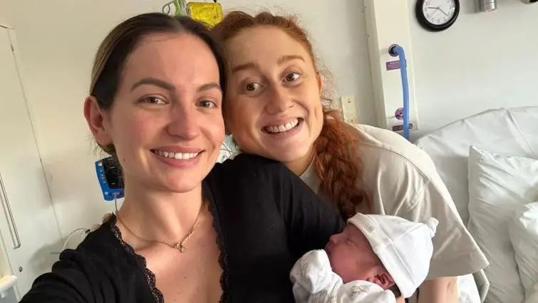 'Minha melhor amiga me prometeu aos 15 anos que teria meu bebê e agora sou mãe graças a ela'