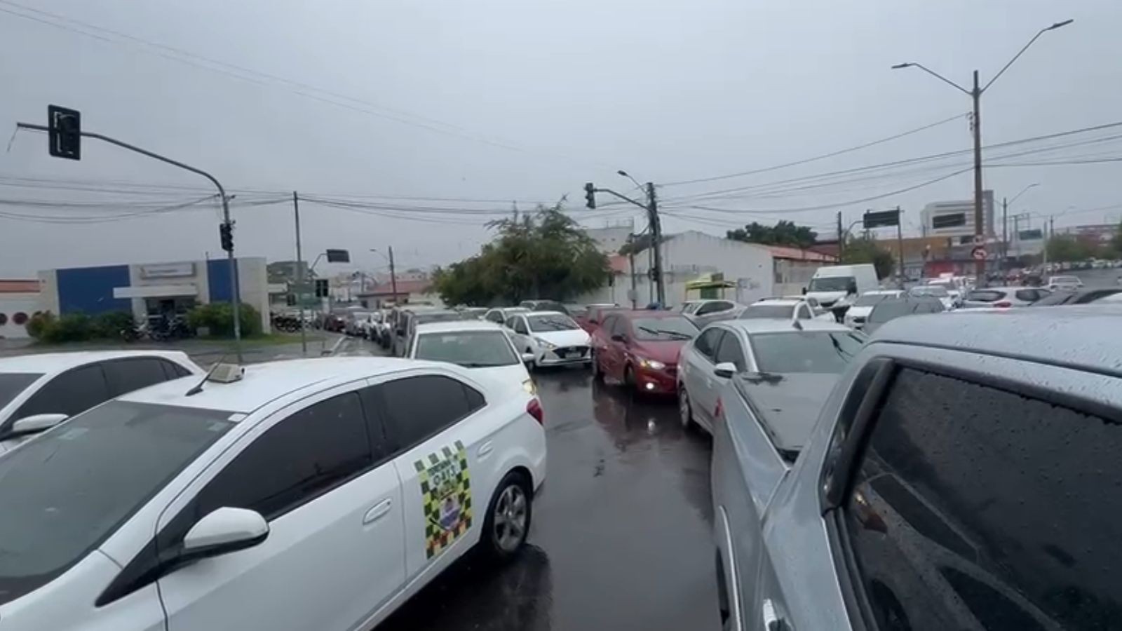 Chuva provoca apagão em semáforos e congestionamento em Teresina