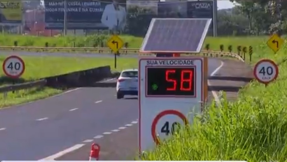 Motoristas reclamam de medidor de velocidade instalado na Rodovia SP 320 em Mirassol (SP) — Foto: Reprodução / TV TEM