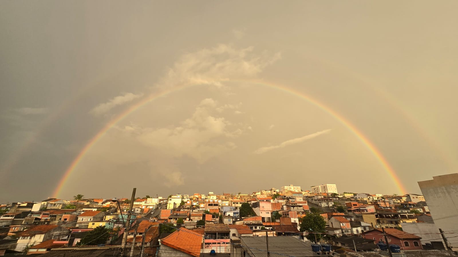 Alto Tietê tem arco-íris duplo após chuva desta terça-feira