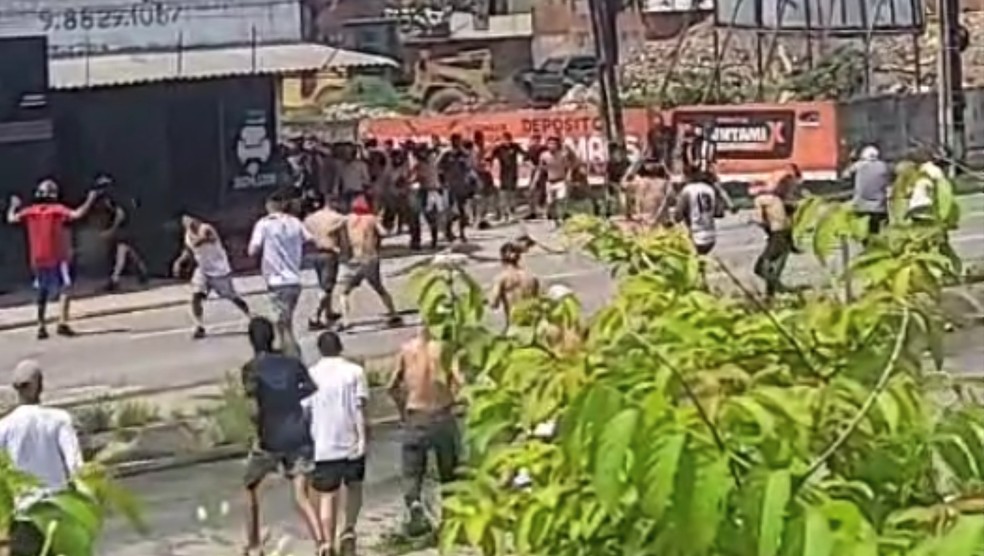 Torcedores de Ceará e Fortaleza entram em confronto antes de jogo entre os clubes — Foto: Reprodução