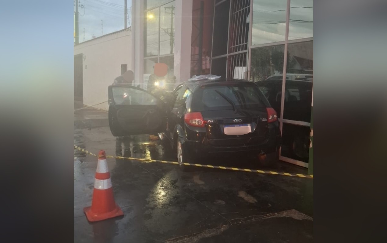 Mulher morre após sofrer parada cardíaca e bater carro contra parede de comércio em Piraju