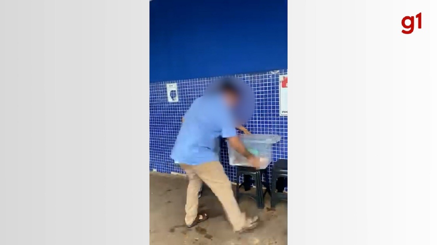 Ambulante é retirado à força em frente a supermercado e vídeo viraliza 