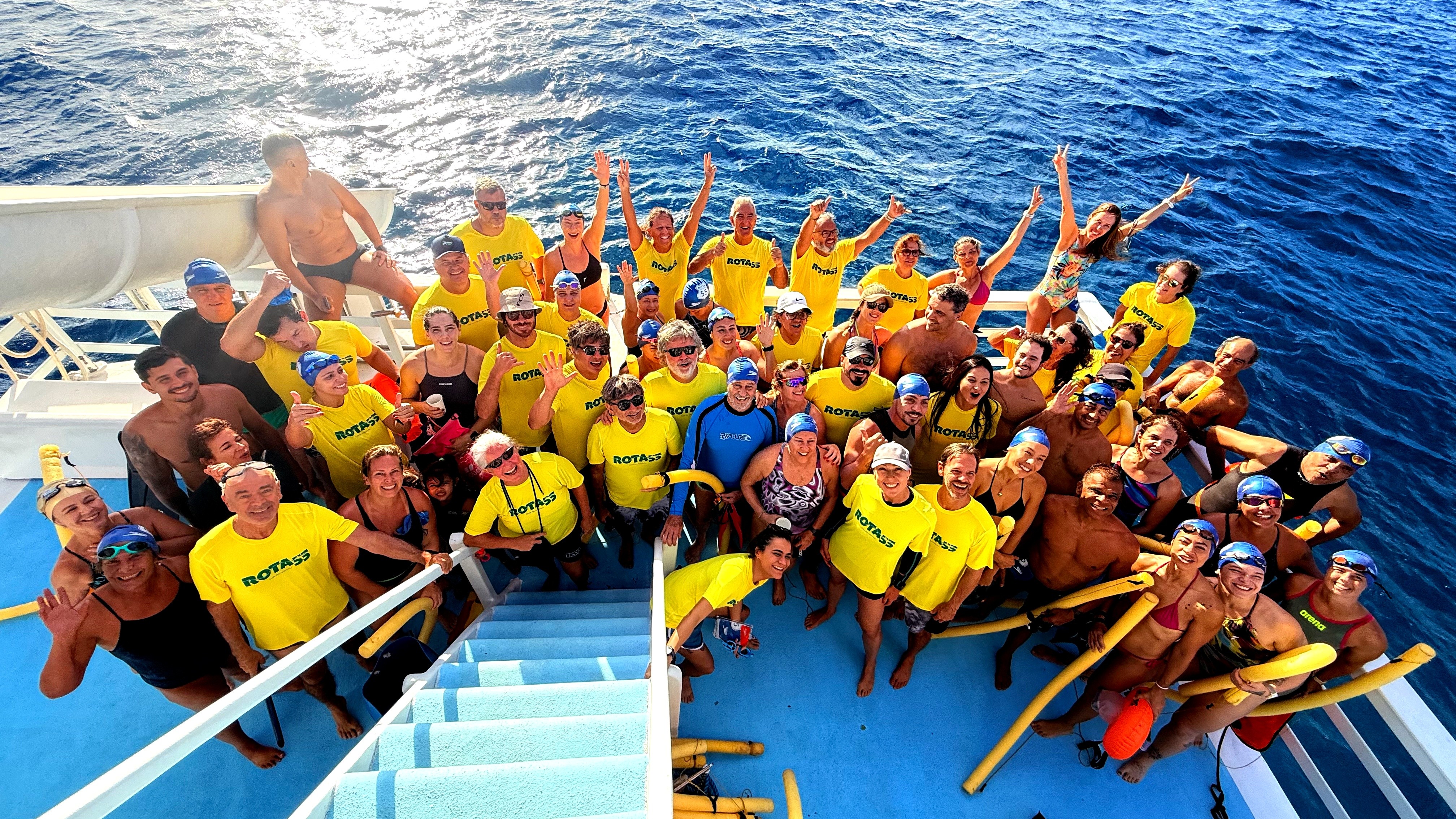 Grupo de 55 nadadores completa desafio de resistência de 12 km em Fernando de Noronha