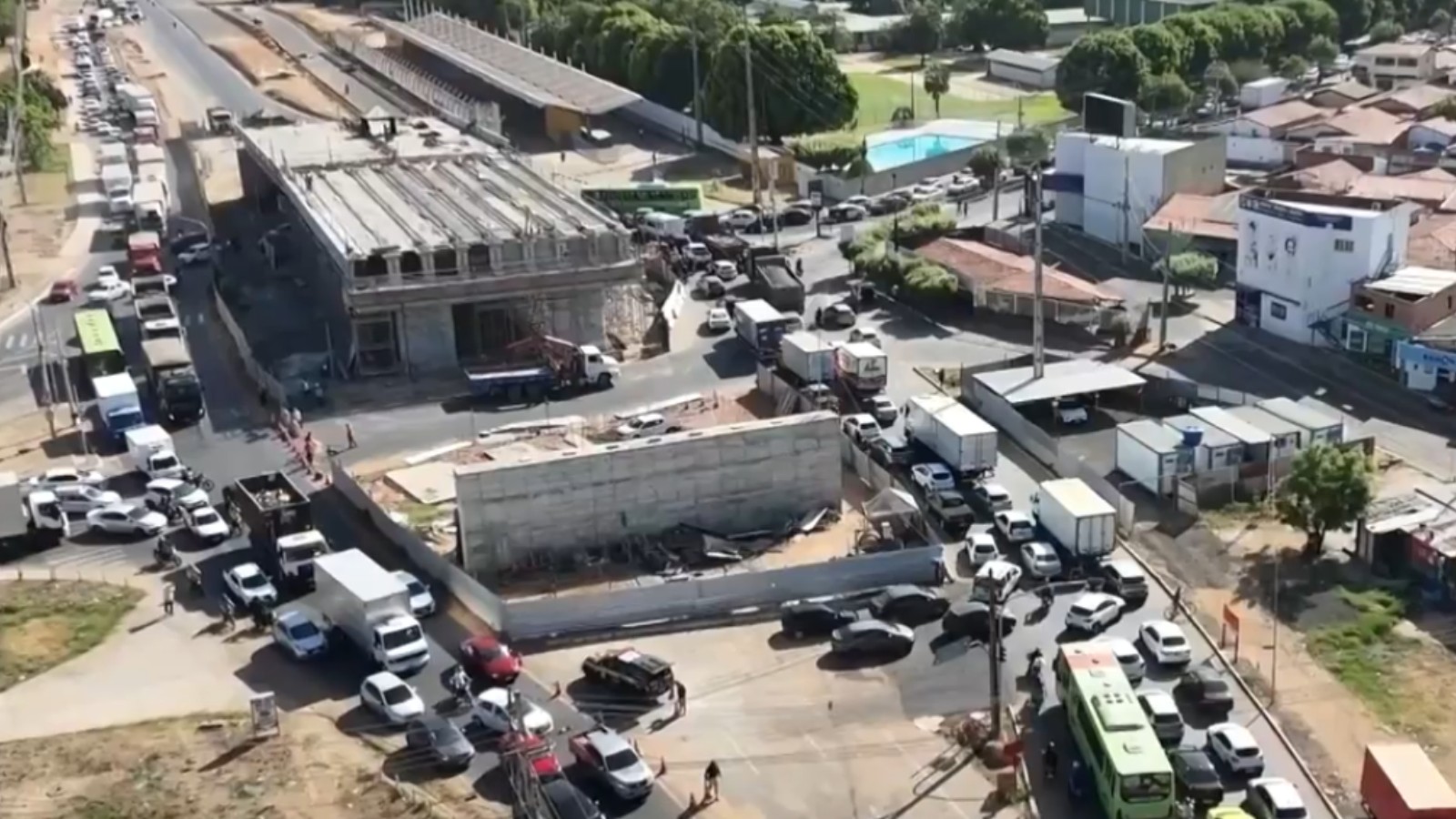 Motoristas enfrentam congestionamento com novo desvio na entrada do Dirceu, em Teresina