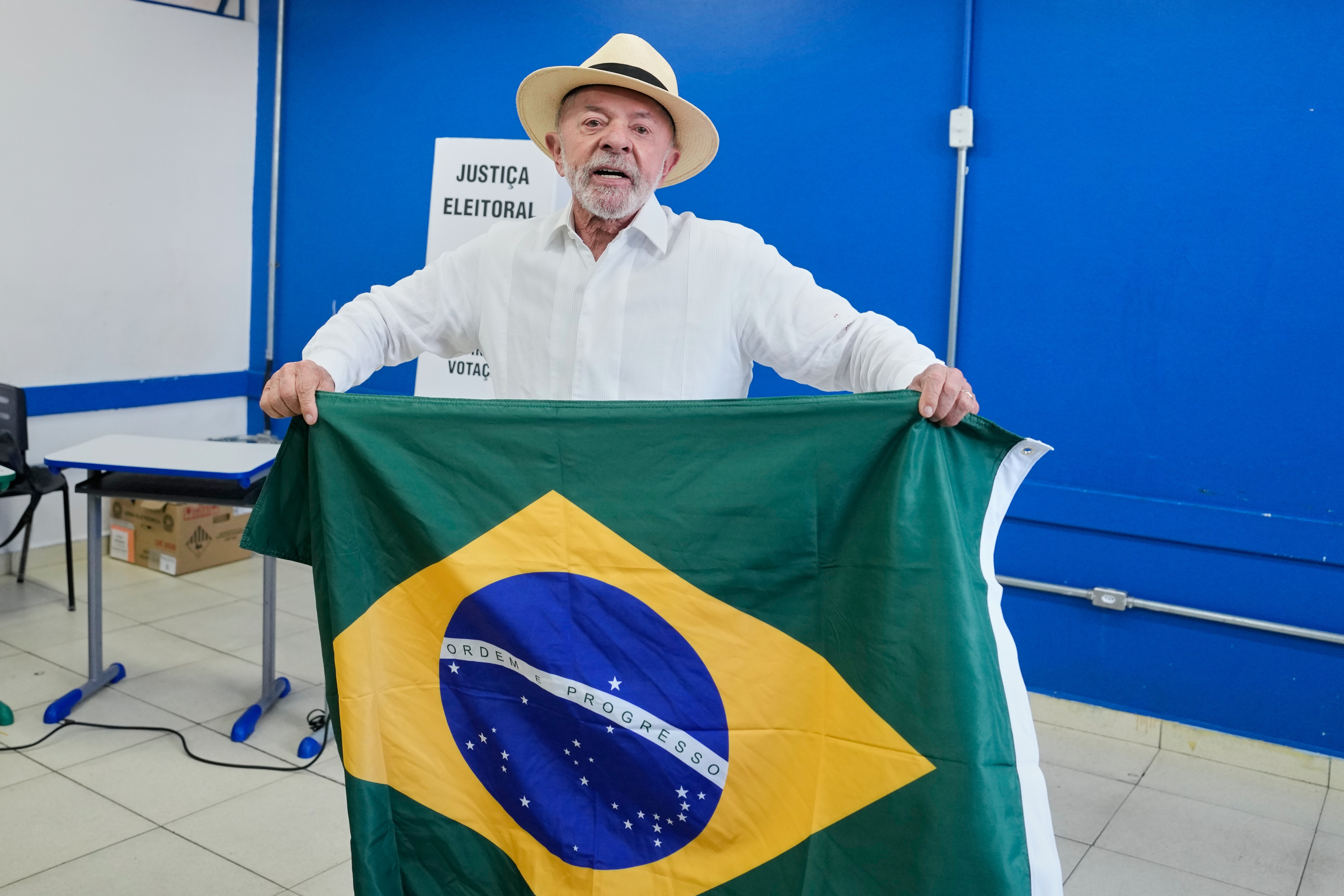 É #FAKE que Lula jogou bandeira do Brasil no chão após votar