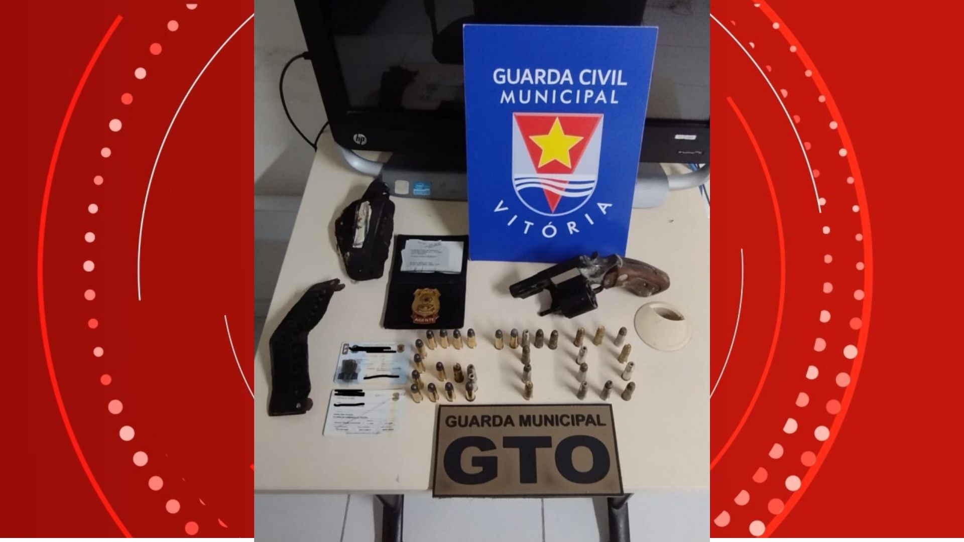 Motorista é flagrado com mais de R$ 21 mil em multas e porte ilegal de arma em Vitória