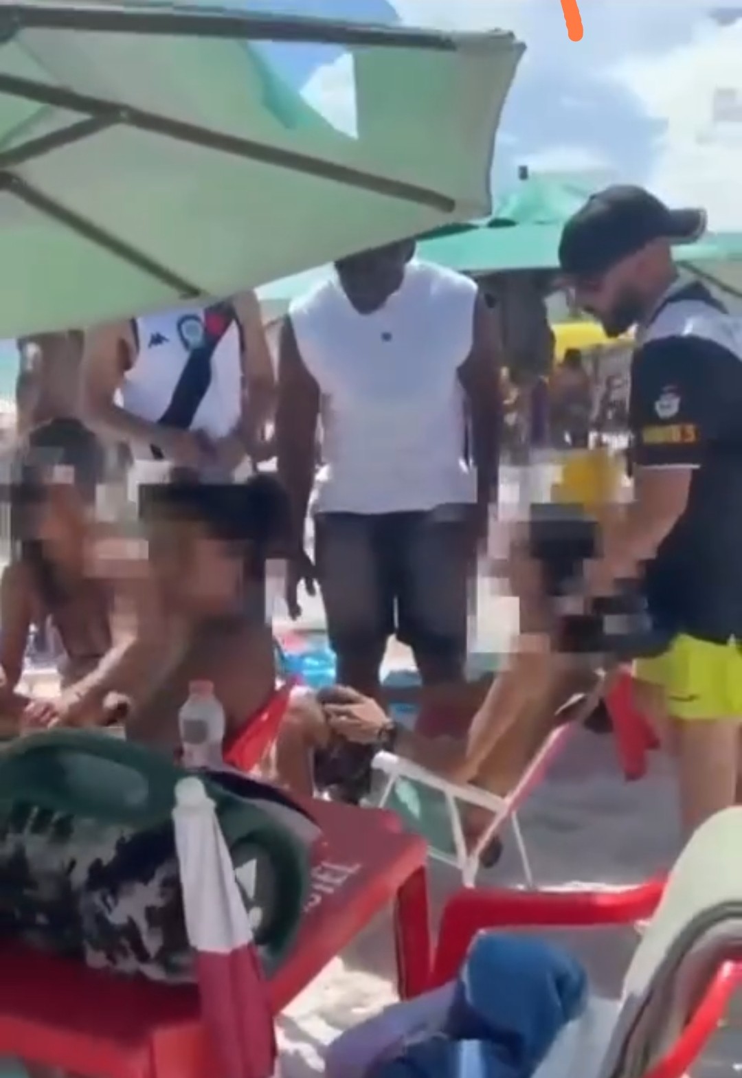 Liderança do tráfico da Vila Kennedy é presa durante ação da Polícia em praia de Arraial do Cabo