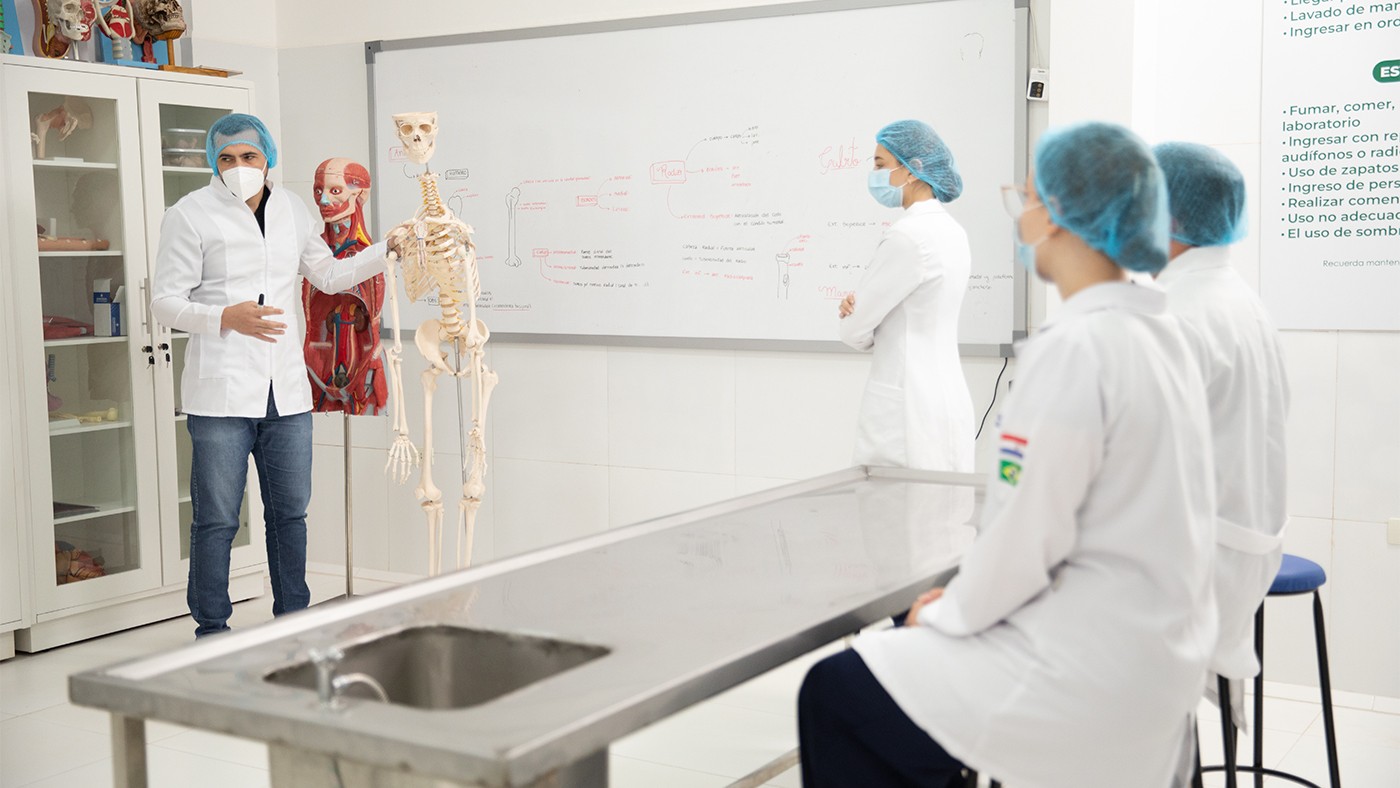 Por que brasileiros estão migrando para o Paraguai para cursar Medicina?