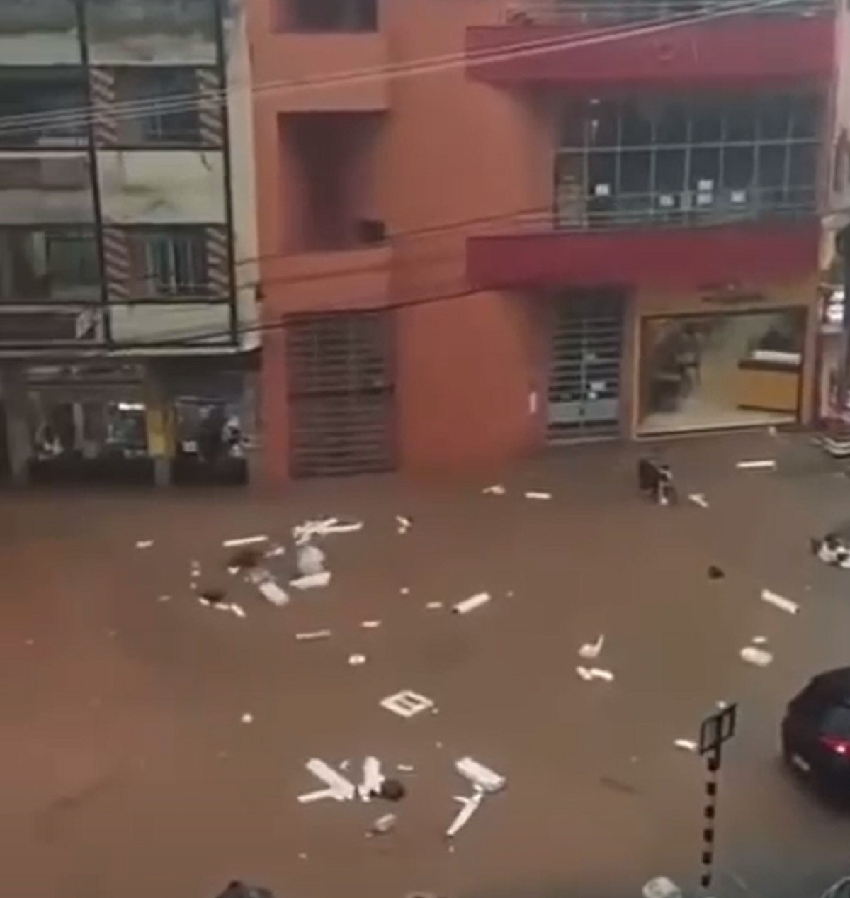Temporal alaga ruas de Barbacena; uma pessoa está desaparecida