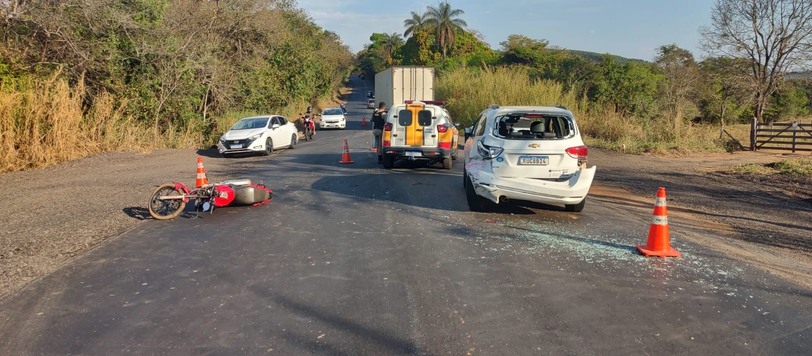 Motociclista bate em carro, é arremessado na pista e morre em Pitangui