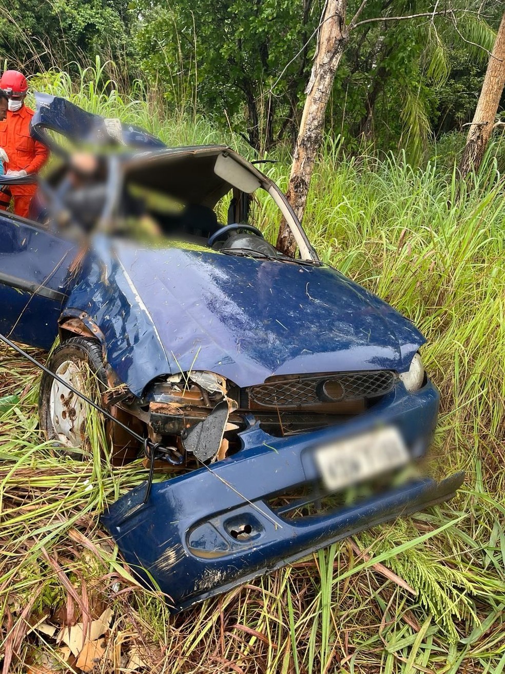 Situação que ficou o veículo — Foto: Divulgação/Bombeiros