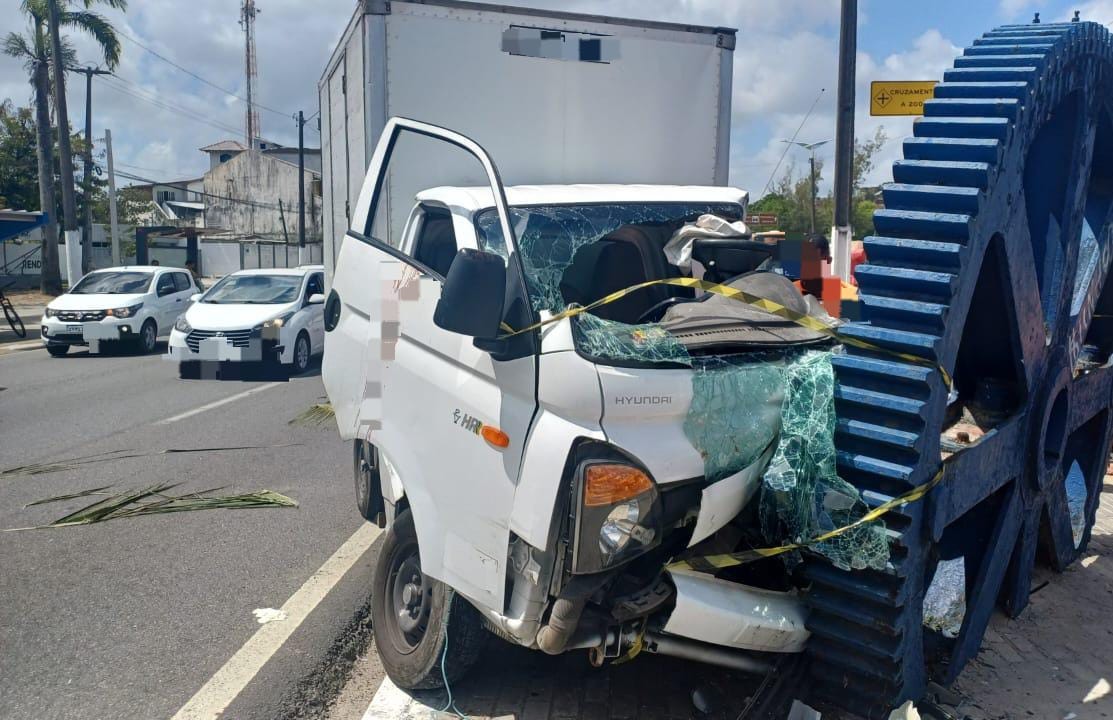 Motorista morre após bater caminhão em escultura em rodovia e ficar preso às ferragens