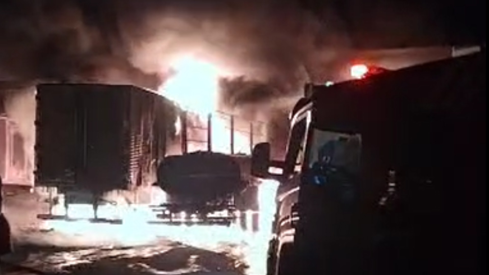 Fogo chama atenção e incêndio destrói quatro caminhões de empresa de iogurte em Campo Grande; veja vídeo