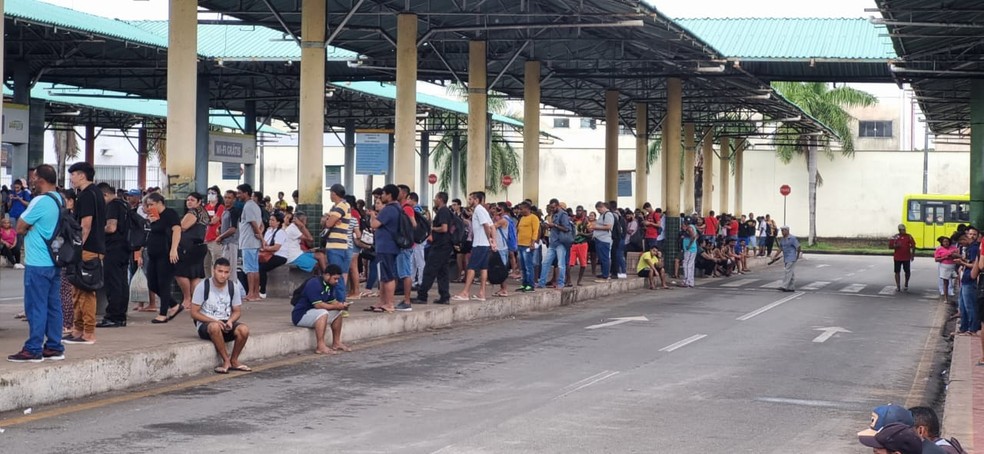 Terminal de ônibus da Cohab está lotado devido ao anúncio inesperado da greve — Foto: Murilo Lucena/TV Mirante