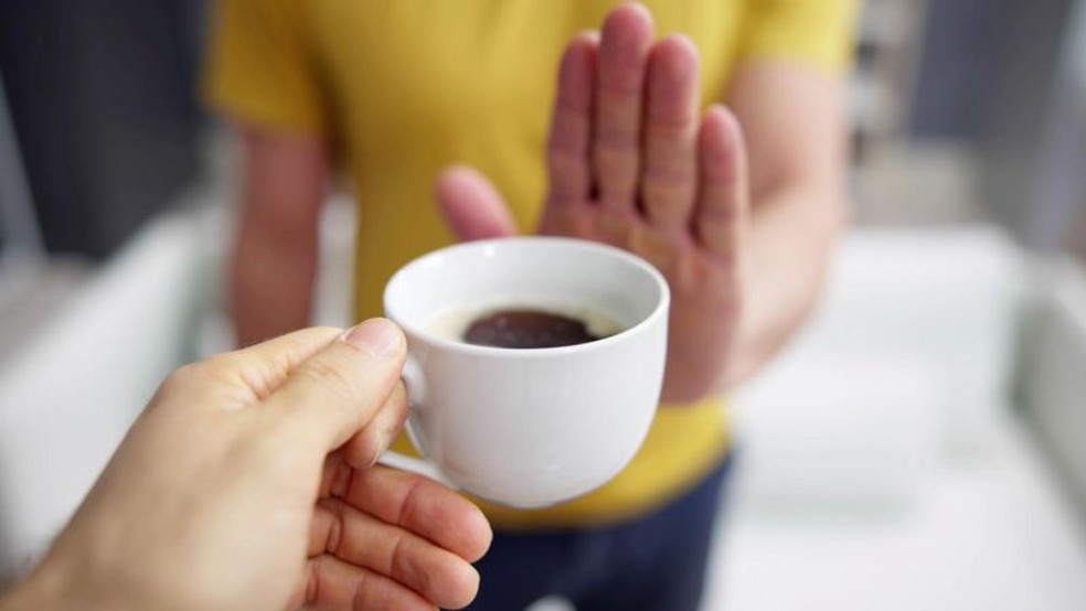 Reduzir repentinamente o consumo de cafeína pode causar diversos efeitos colaterais que duram até algumas semanas — Foto: Getty Images via BBC