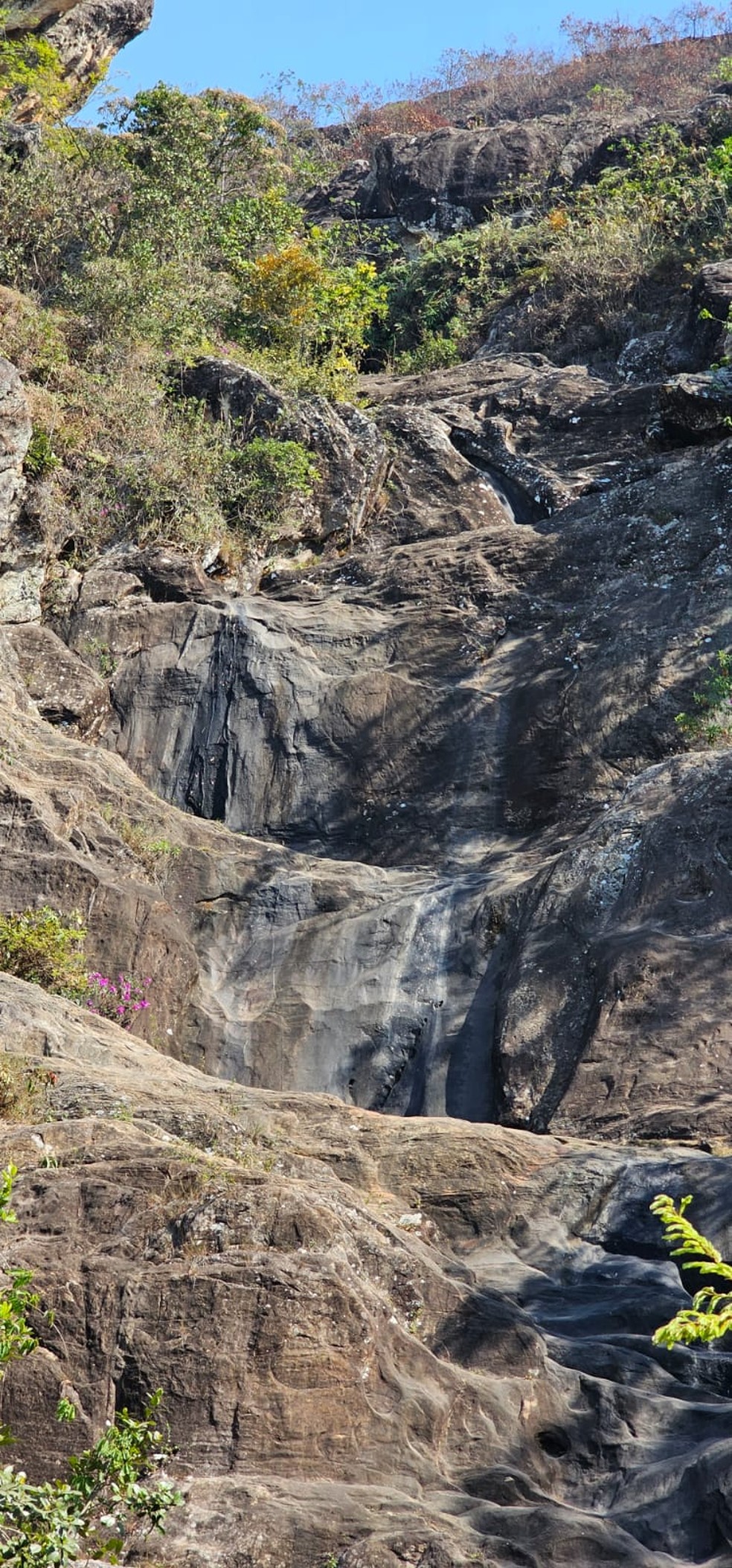 Cachoeira do Bom Despacho totalmente seca com a estiagem severa em Santa Cruz de Minas — Foto: Robson Panzera/TV Integrao