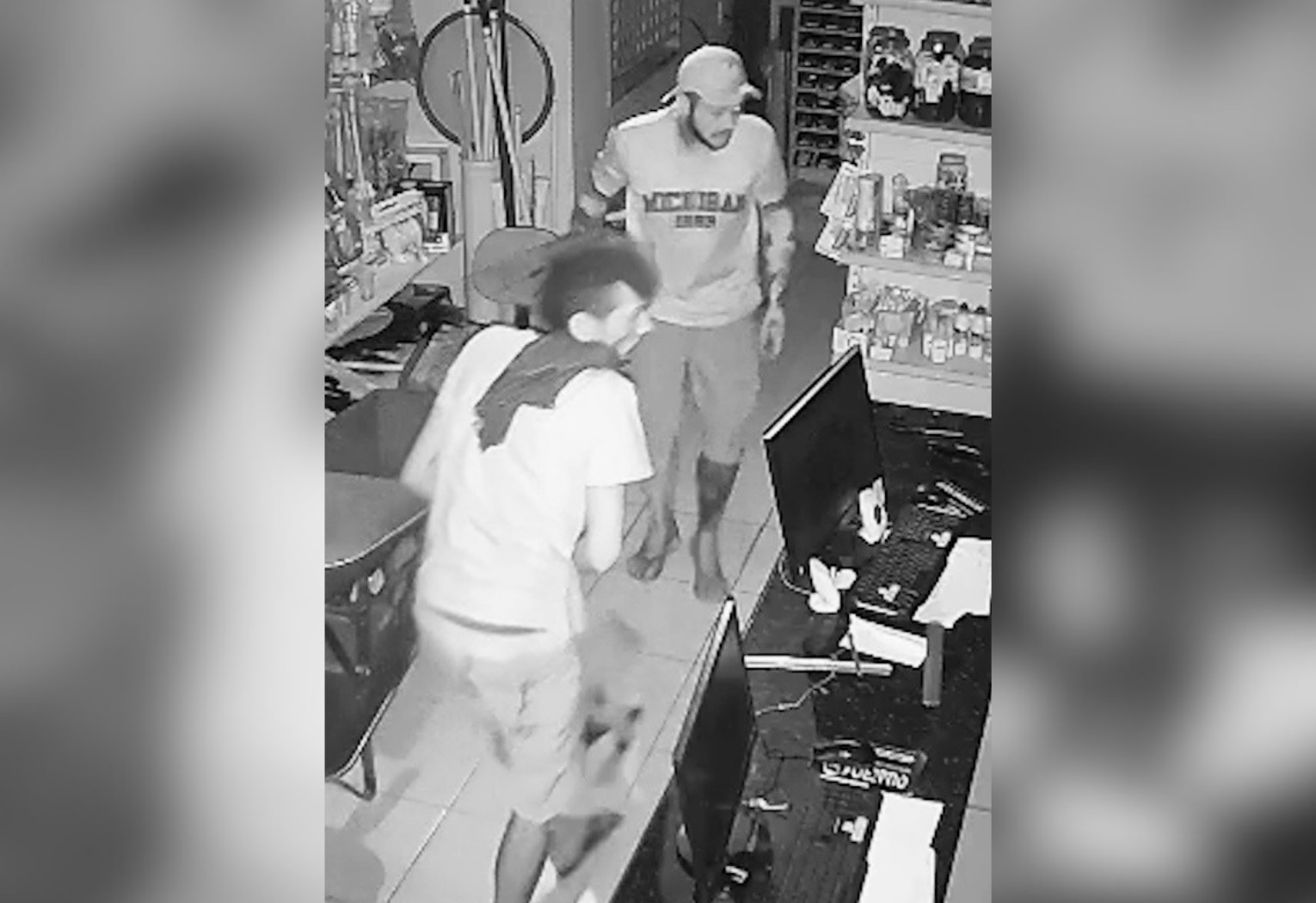 Criminosos invadem loja de construção, levam bebedouro e causam alagamento; VÍDEO