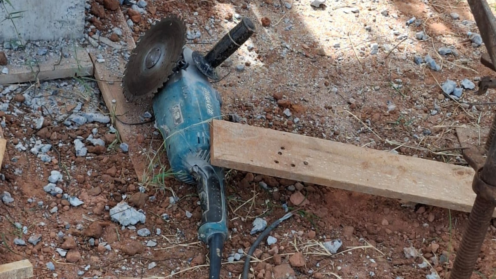 Trabalhador morre após cortar o pescoço com serra elétrica em canteiro de obra em Bady Bassitt