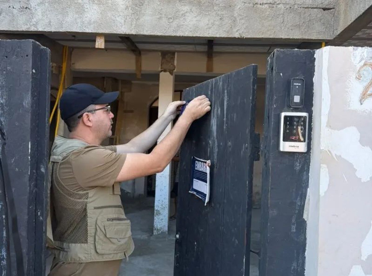 Obra embargada é flagrada em atividade e caso vai parar na delegacia em Búzios