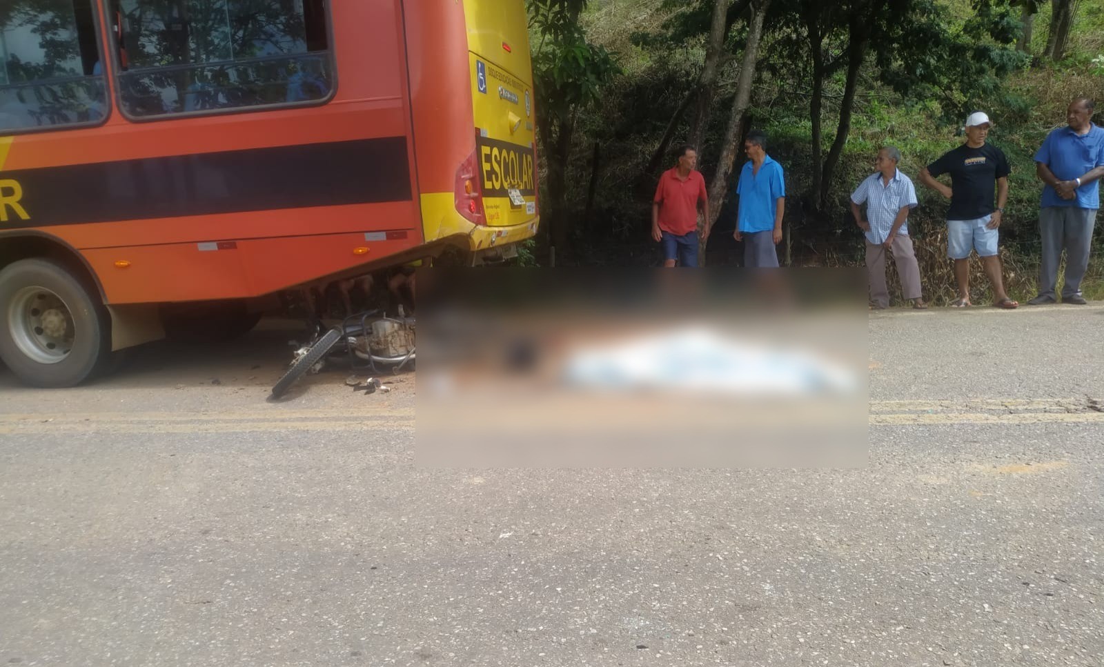Idoso inabilitado morre ao bater em traseira de ônibus escolar, na MG-217, entre Poté e Malacacheta