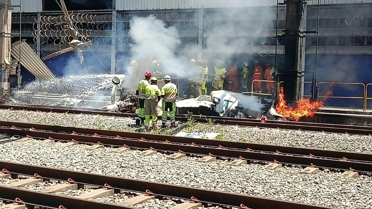 Avião cai e pega fogo sob trilhos de estação de trem em BH; piloto morreu