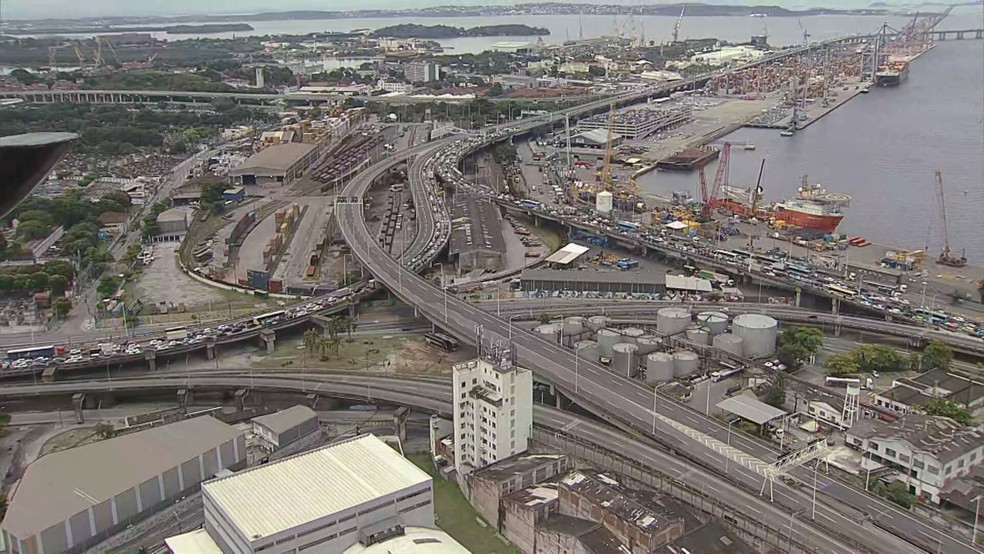 Por conta do fechamento da Ponte Rio-Niterói, o trânsito é intenso nas principais vias da cidade — Foto: Reprodução/TV Globo