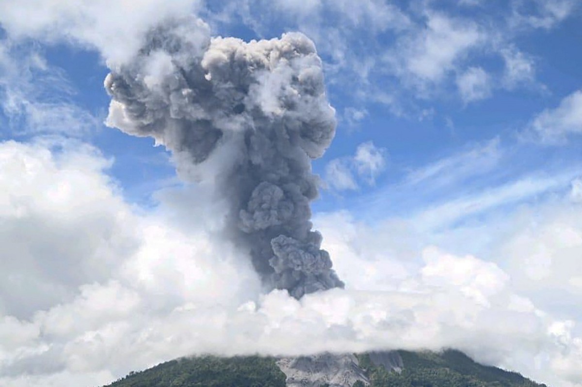 A volcano erupted in Indonesia, spewing a column of smoke 1.5 kilometers high  world