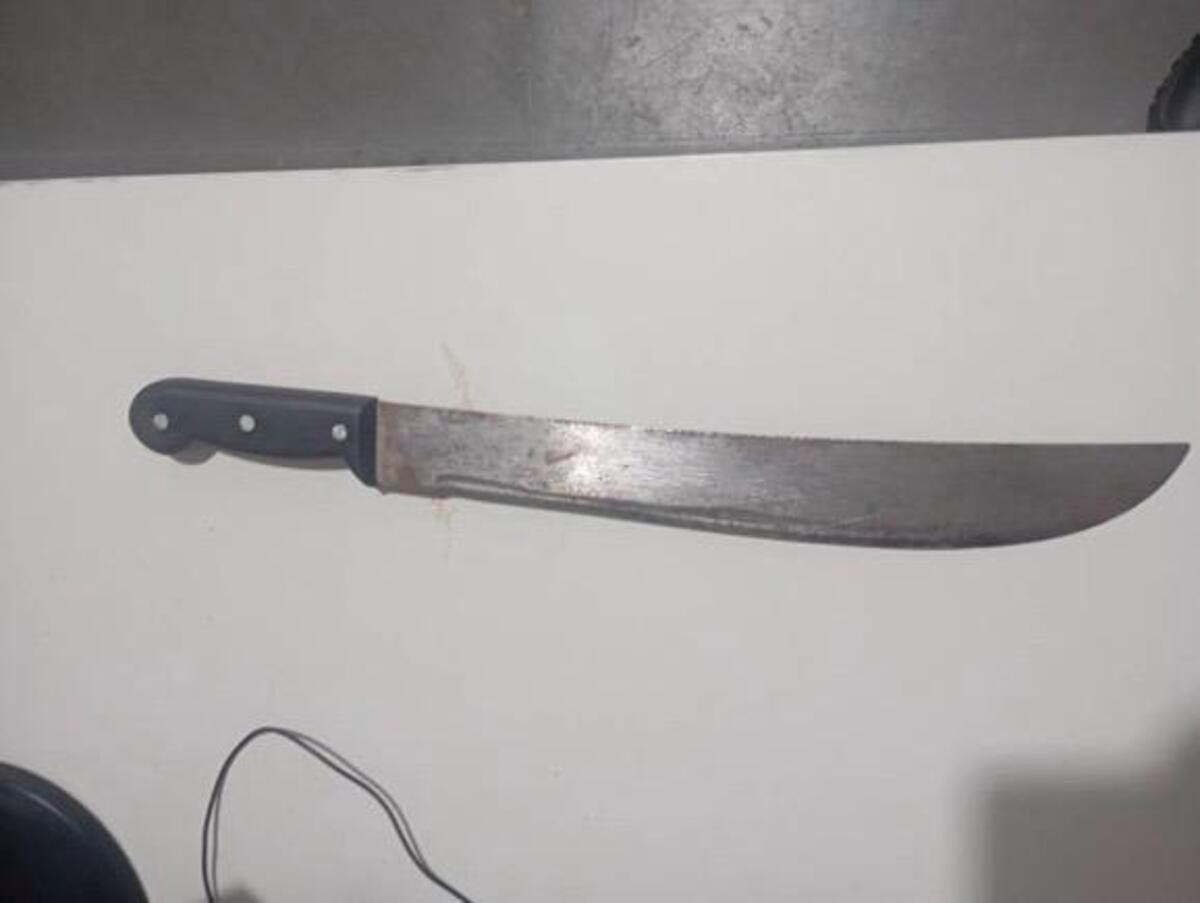 Homem é atacado com golpes de facão em restaurante em Montes Claros