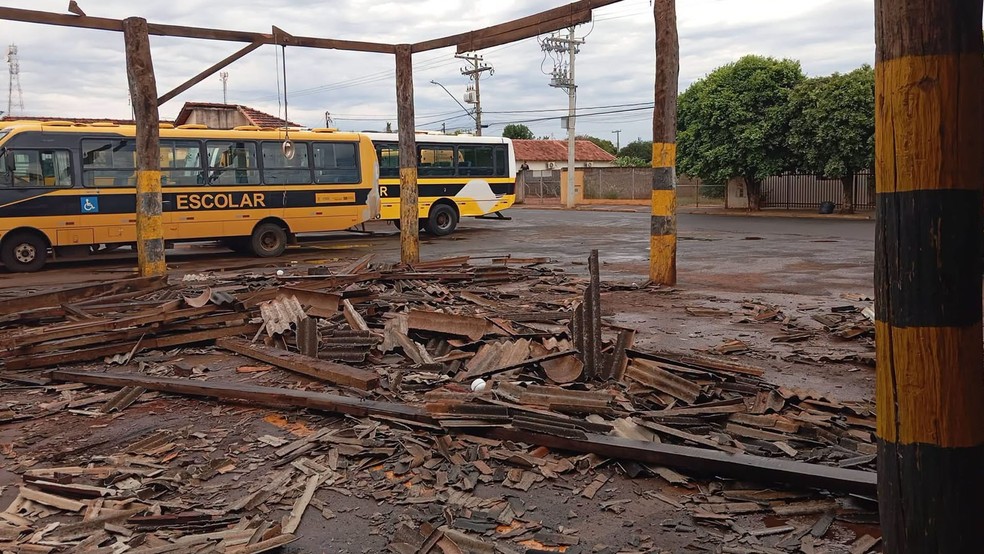 Telhado de zinco de almoxarifado da Prefeitura de Cardoso (SP) foi arrancado pela for&ccedil;a do vento, na madrugada desta quarta (30), atingindo &ocirc;nibus escolares &mdash; Foto: Prefeitura de Cardoso/Reprodu&ccedil;&atilde;o
