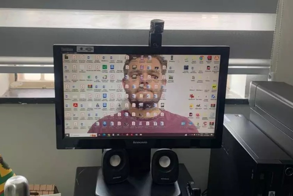 A foto de um homem aparecia como 'papel de parede', na área de trabalho do computador de vereadora de Bauru. — Foto: Polícia Civil/Divulgação