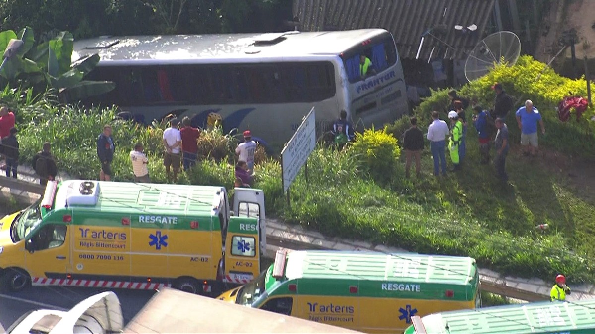 Ônibus capota e cai em ribanceira na BR-251; 25 pessoas ficaram feridas