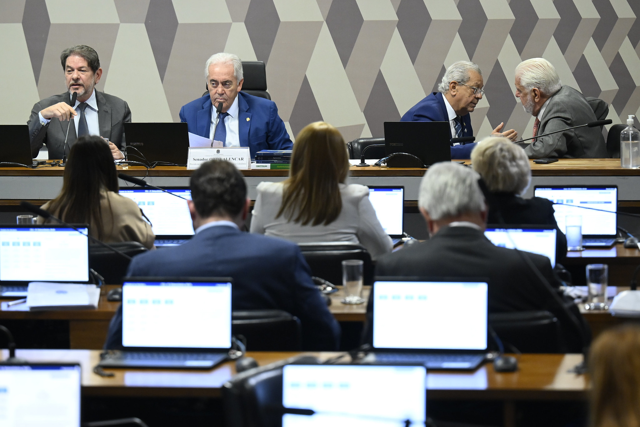 CCJ do Senado aprova PEC que acaba com aposentadoria compulsória para juízes e MP como punição