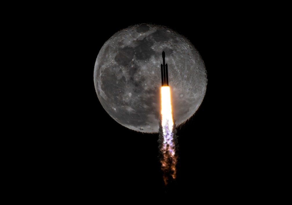 Um foguete Falcon Heavy da SpaceX passa pela lua transportando o veículo espacial X-37B para a órbita da Terra. — Foto: Pascal Fouquet/Sony World Photography Awards