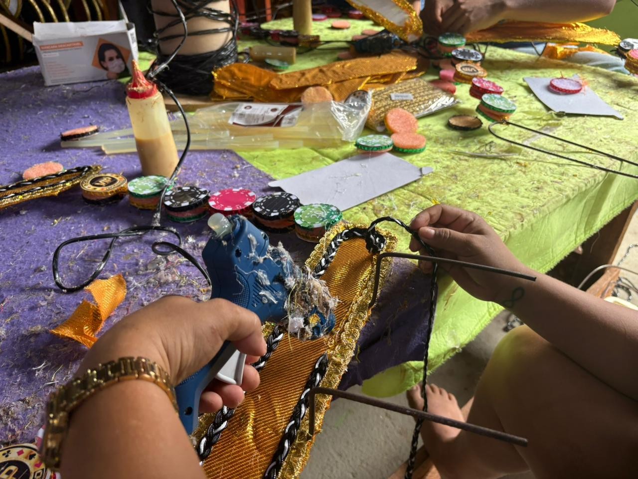 Trabalho intenso nos barracões aquece a preparação para o Carnaval 2026 em Macapá