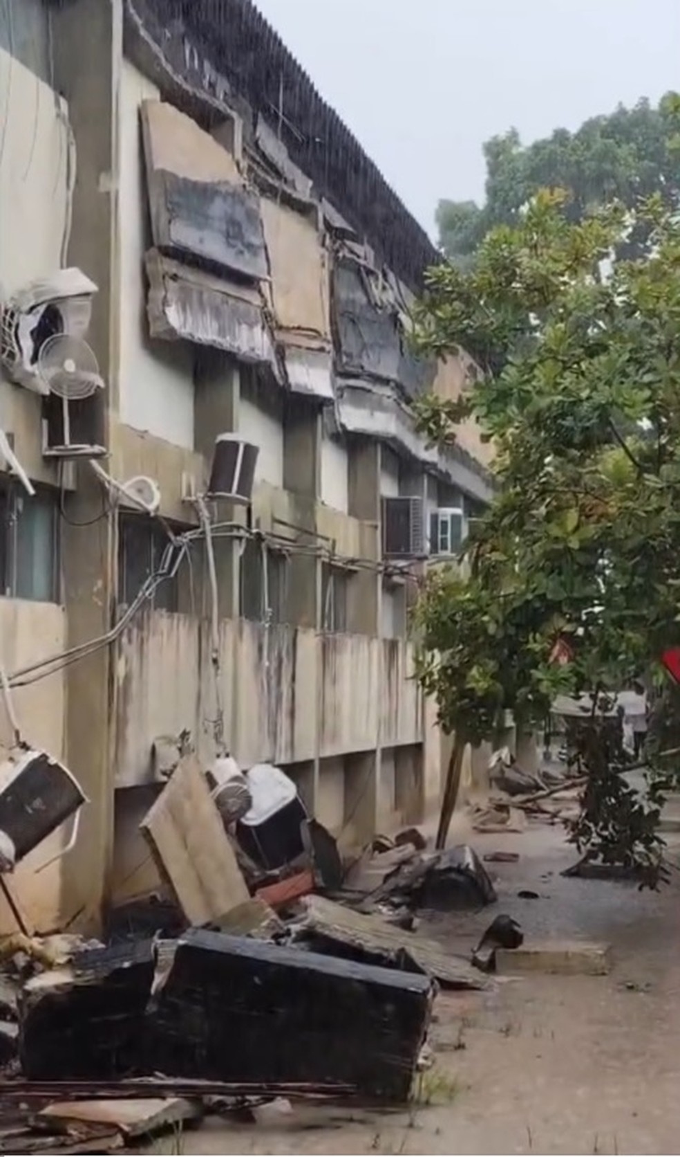 Calha desabou durante tempestade — Foto: TV Liberal