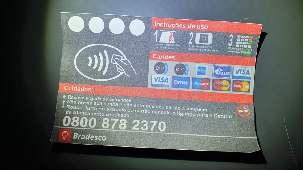 Casal colava folhetos com um número falso de 0800 para clientes de bancos que tinham os cartões presos em caixas eletrônicos — Foto: Polícia Rodoviária/ Divulgação