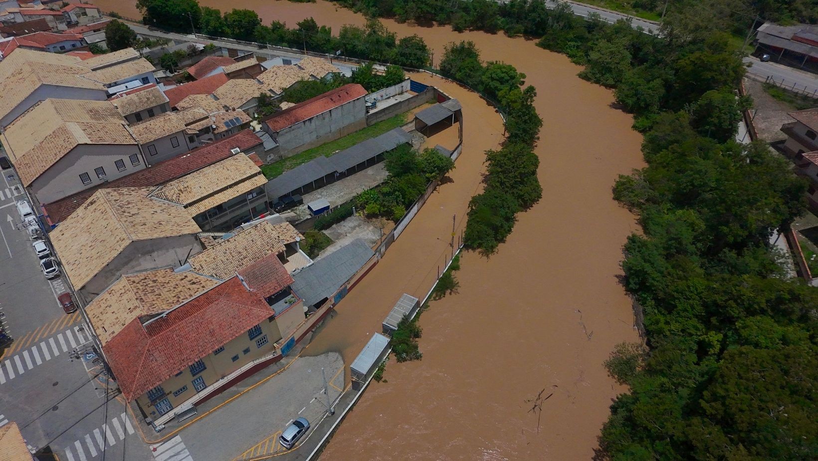 São Luiz do Paraitinga, no interior de SP, registra alagamentos após rio transbordar; veja vídeo