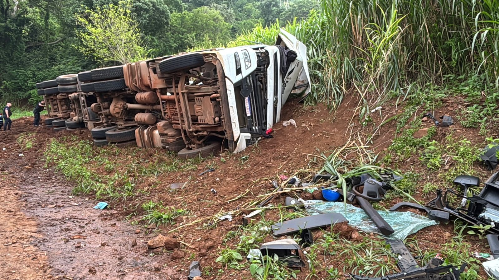 Carreta com 30 toneladas de papel tomba na serra de São Pedro e motorista fica preso às ferragens 