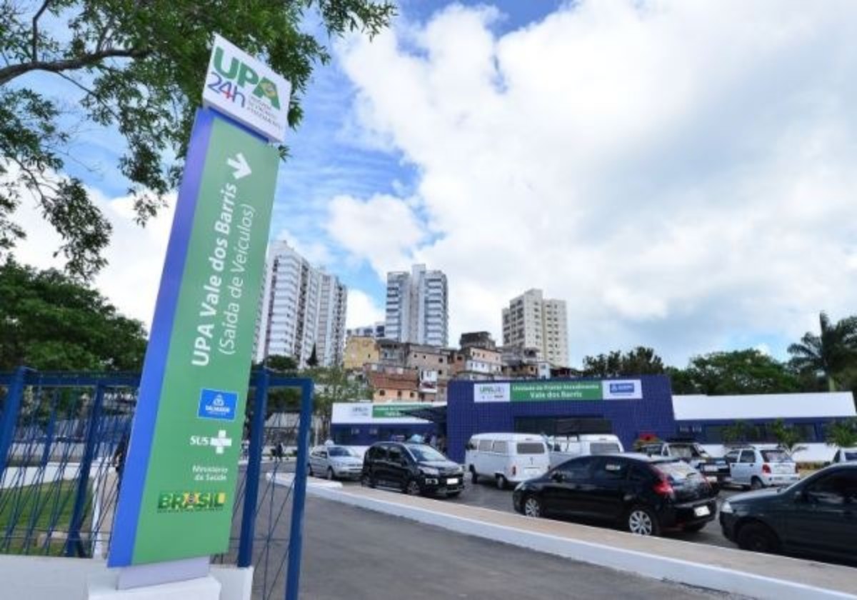 Mulher é levada para delegacia por suspeita de esfaquear namorado durante discussão em Salvador 