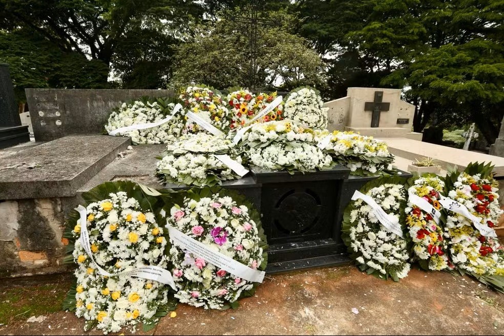 Ator Juca de Oliveira é sepultado no Cemitério do Araçá, no Centro de SP